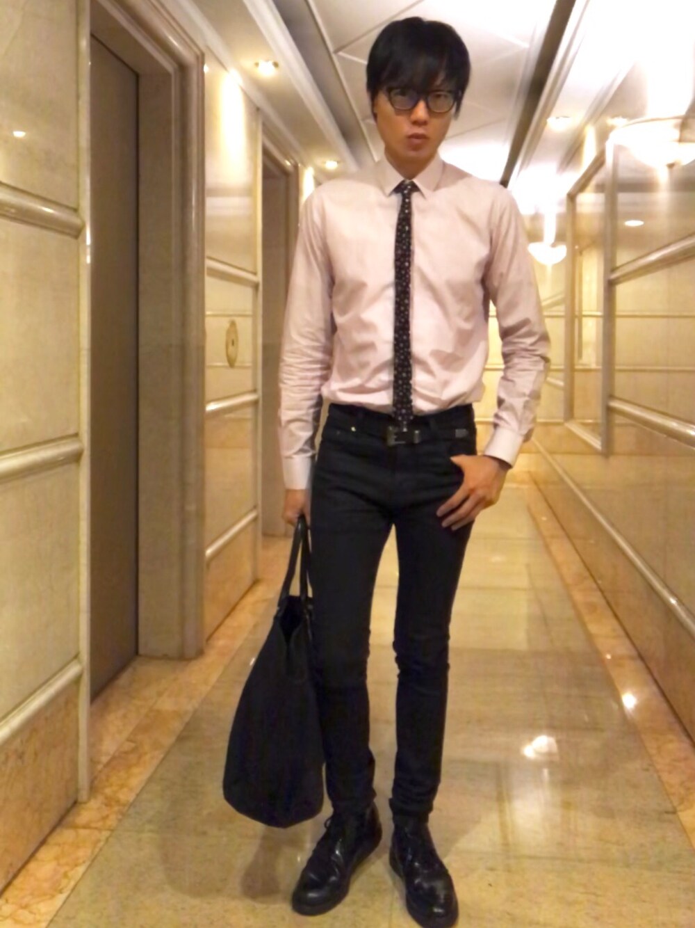 「ootd、Saint Laurent、Chrome Hearts、ネクタイ、シャツスタイル」｜「SAINT LAURENT PARISのアイテム（シャツ/ブラウス、レッド系）」を使った、LKさん（メンズ・178cm）の秋コーディネートの1枚目の写真