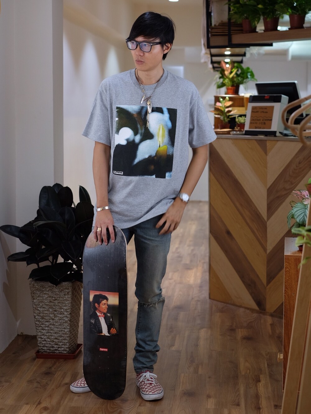 「ootd、supreme、Saint Laurent、goro's、スニーカー、Tシャツ、デニム」｜「Supreme のアイテム（Tシャツ/カットソー、グレー系）」を使った、LKさん（メンズ・178cm）の夏コーディネートの1枚目の写真
