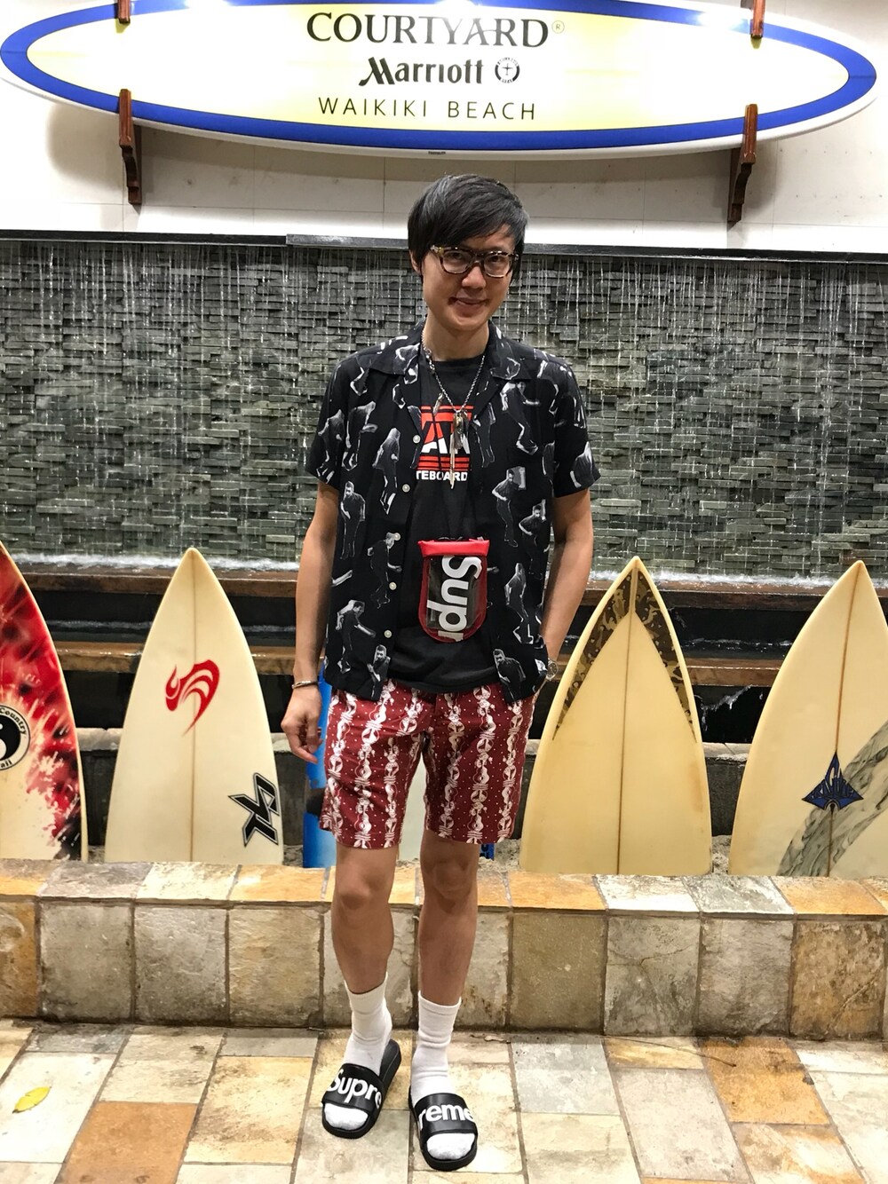 ブラック系のシャツ/ブラウス、レッド系のバッグ、レッド系のその他パンツを着用したメンズの夏コーディネートの1枚目の写真