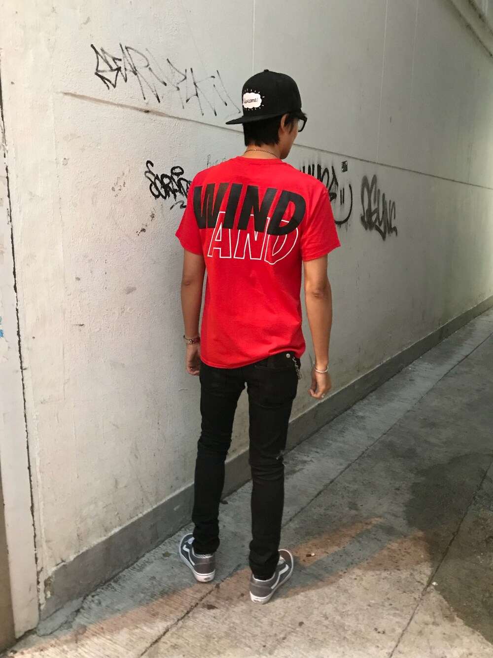 「ootd、WINDANDSEA、Saint Laurent、VANS、paradise、ストリート、キャップ、赤、デニム」｜「wind and seaのアイテム（Tシャツ/カットソー、レッド系）」を使った、LKさん（メンズ・178cm）の秋コーディネートの1枚目の写真