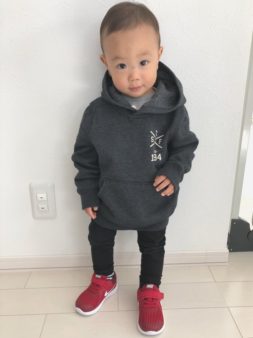「パーカー、シンプル、男の子、おとこのこ、old navy、ユニクロ、ナイキ、1歳、80cm、シンプルコーデ」｜「OLD NAVYのアイテム（パーカー、グレー系）」を使った、shiroさん（キッズ・80cm）の秋コーディネートの1枚目の写真