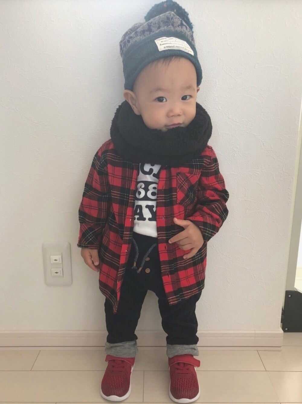 「秋コーデ、おとこのこ、男の子、チェックシャツ、グローバルワーク、H&M、スヌード、コーデュロイ、靴が欲しい、まだ歩けないから靴がない笑」｜「GLOBAL WORKの【キッズ】ネルチェックシャツ長袖/802733（シャツ/ブラウス、レッド系）」を使った、shiroさん（キッズ・80cm）の秋コーディネートの1枚目の写真