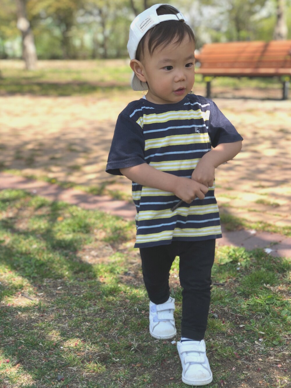 「カジュアルコーデ、男の子、Tシャツ、キッズファッション、1歳、おとこのこ、80cm、burberry、ユニクロ、アディダス」｜「BURBERRYのアイテム（Tシャツ/カットソー、ブルー系）」を使った、shiroさん（キッズ・80cm）の春コーディネートの1枚目の写真