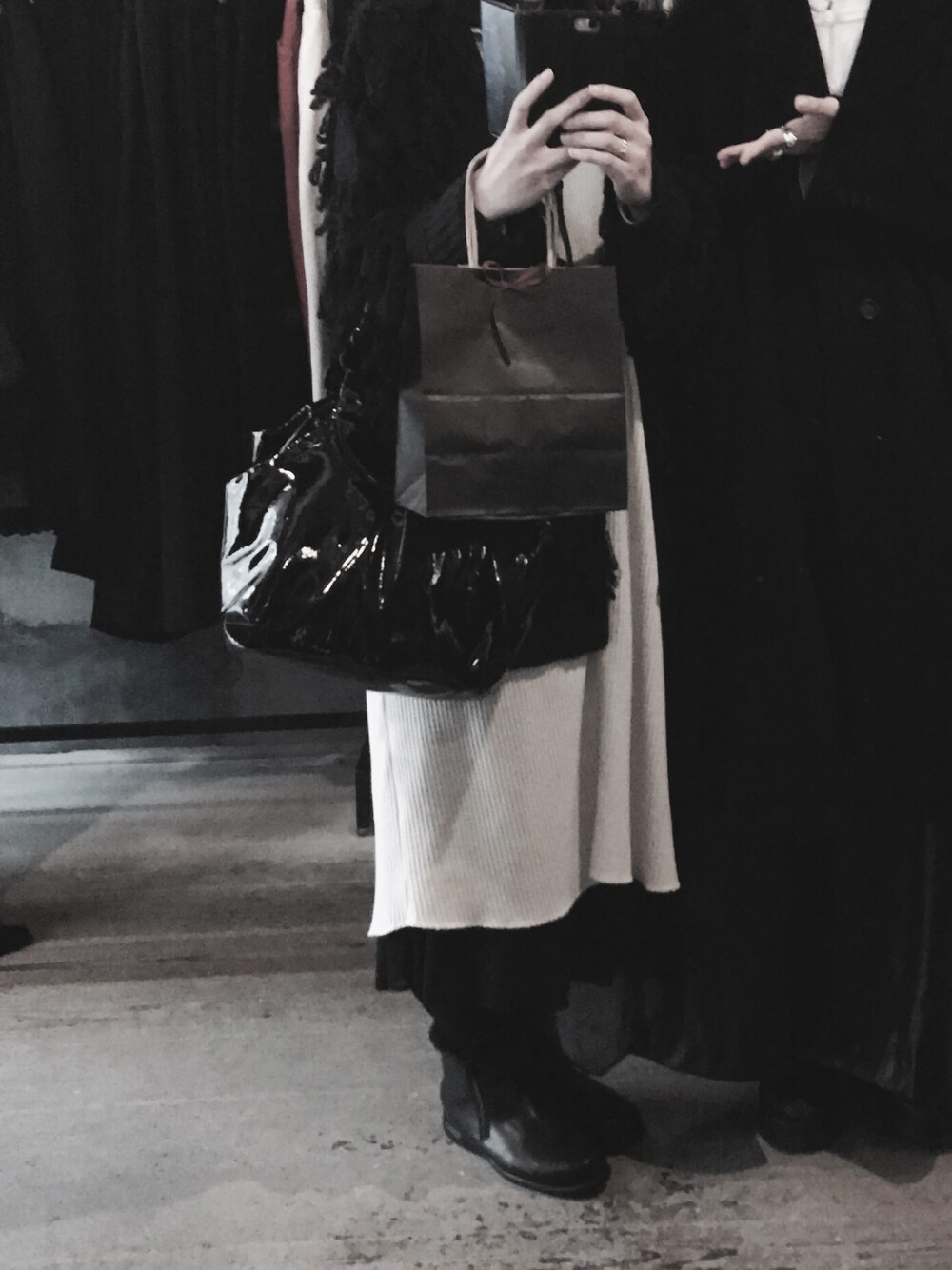 「モード系、mode、おしゃれさんと繋がりたい、black and white、black、white、VINTAGE」｜「agnes b.のアイテム（ハンドバッグ、ブラック系）」を使った、かりんとうさん（レディース・163cm）の秋コーディネートの1枚目の写真