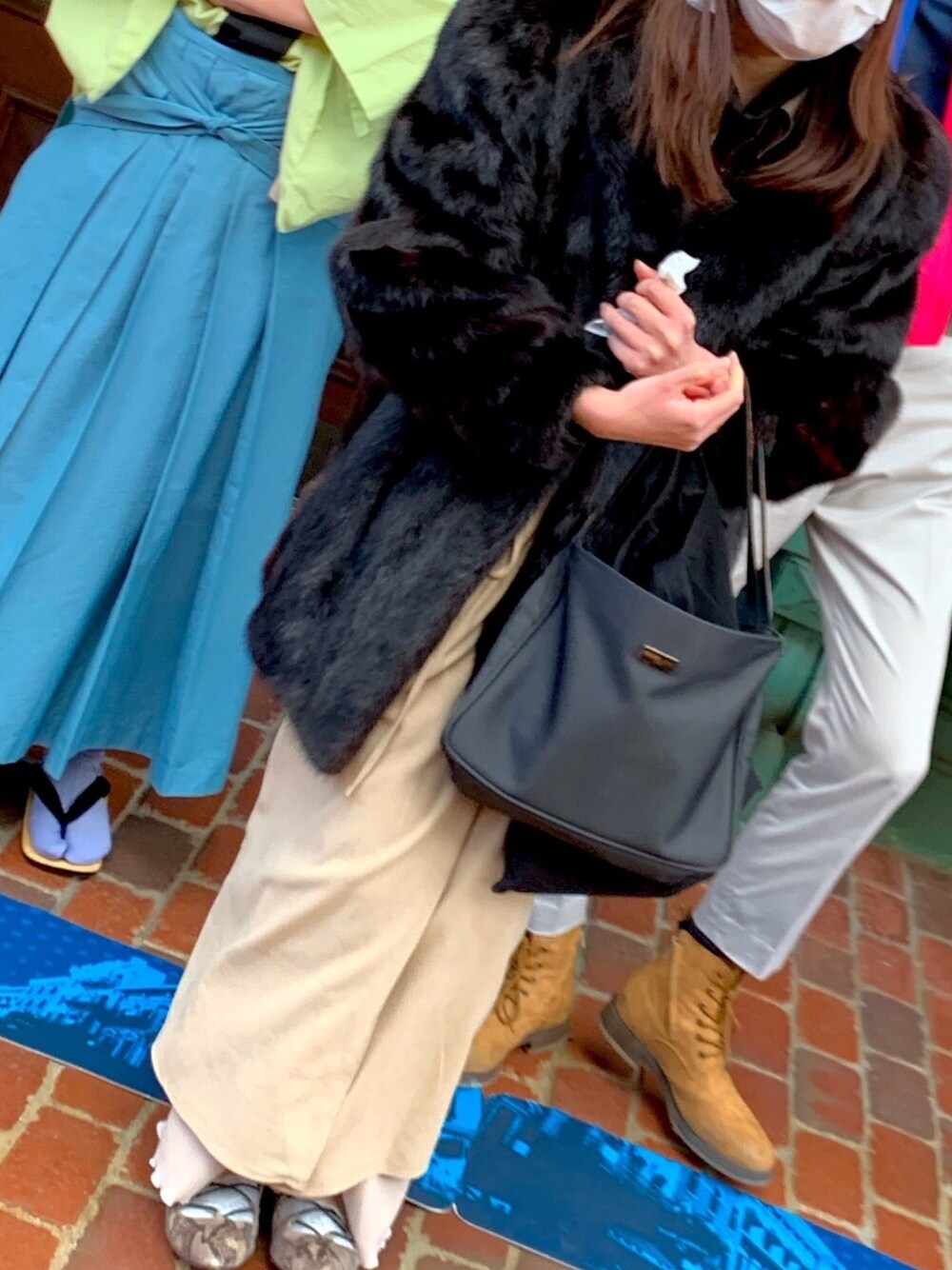 「ユニバ、古着、ヴィンテージ、vintage、USJ、ファーコート、ワンショルダー、レイヤードスタイル、おしゃれさんと繋がりたい」｜「RETRO GIRLのアイテム（ワンピース/ドレス、ベージュ系）」を使った、かりんとうさん（レディース・162cm）の冬コーディネートの1枚目の写真