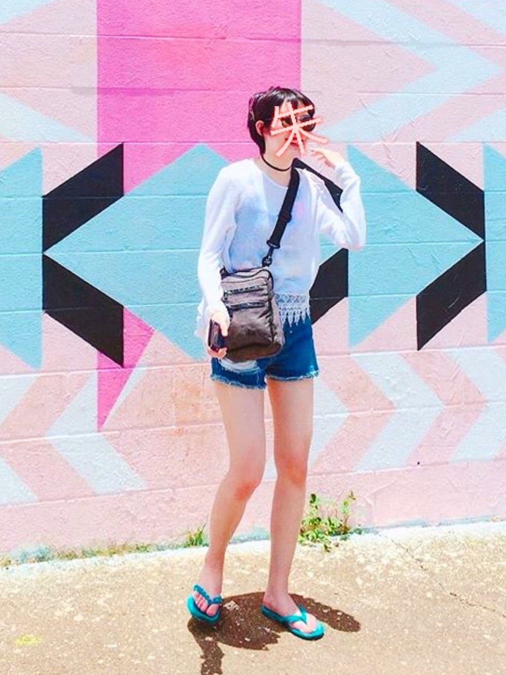 「ハワイ、ショートパンツ、ラフ、シンプルコーデ、ショルダーバッグ、夏コーデ、デニム、denim、simple、hawaii」｜「STUSSYのアイテム（ショルダーバッグ、グレー系）」を使った、かりんとうさん（レディース・162cm）の春コーディネートの1枚目の写真