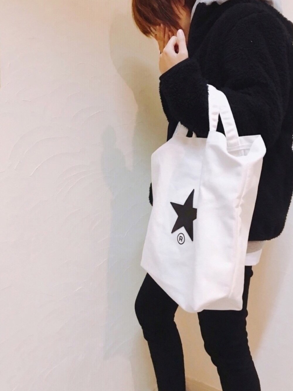 「GU、UNIQLO、CONVERSE TOKYO、シンプルコーデ、モノトーンコーデ、カジュアルコーデ、ボーイッシュコーデ、カジュアルママコーデ、メンズライクコーデ、プチプラコーデ」｜「CONVERSE TOKYOの【CONVERSE TOKYO/コンバース トーキョー】定番キャンバストートバッグ（トートバッグ、ホワイト系）」を使った、Leoさん（レディース・169cm）の冬コーディネートの1枚目の写真