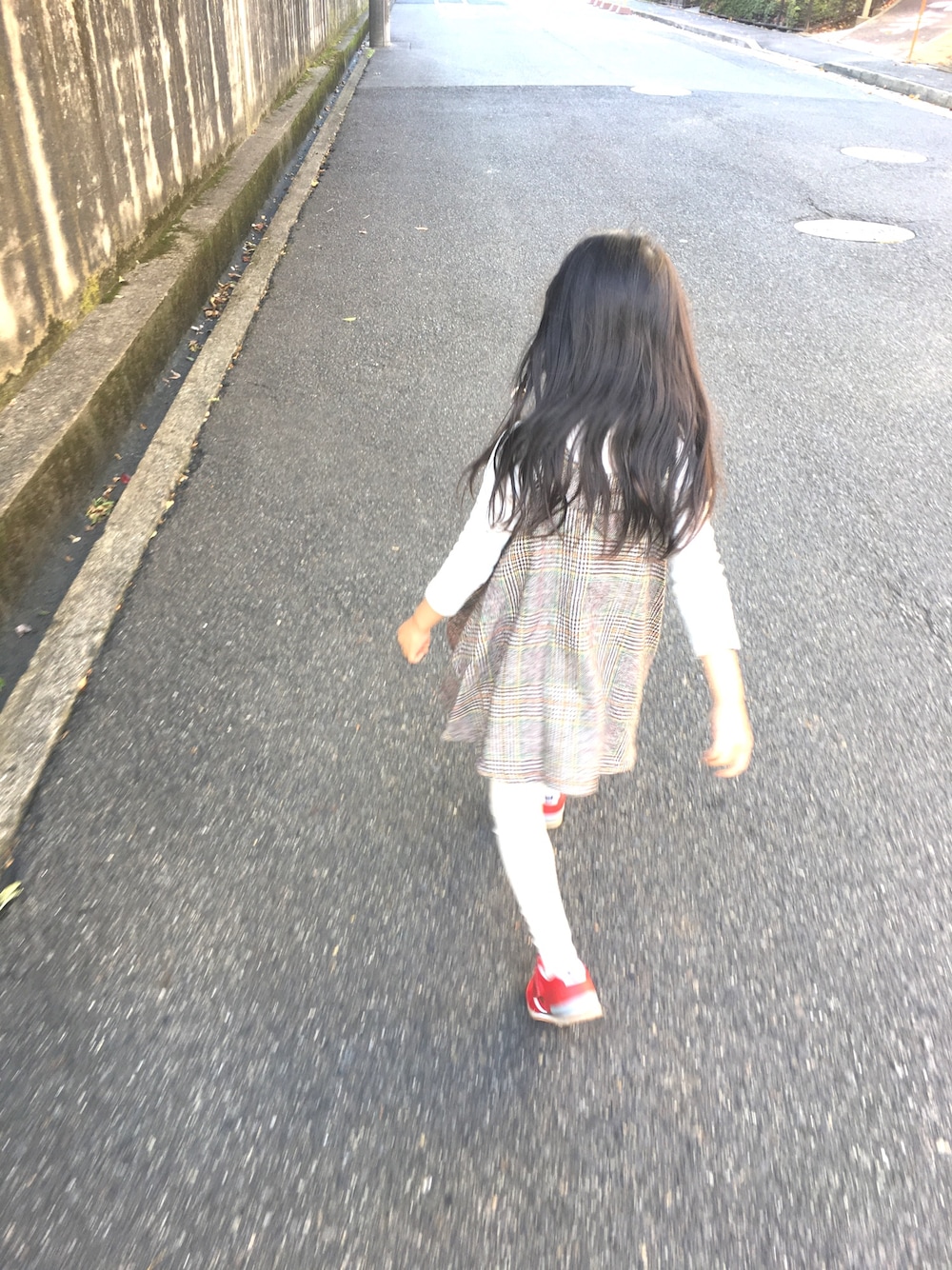 「おんなのこ、キッズコーデ、おでかけ」｜「Familiar のアイテム（ワンピース、ブラウン系）」を使った、アリイさん（キッズ・110cm）の秋コーディネートの1枚目の写真