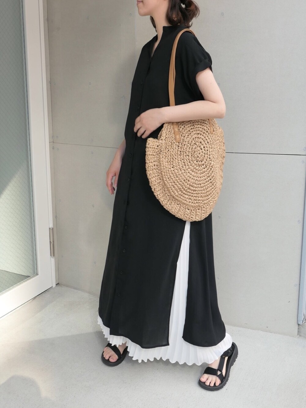 「オトナカジュアル、シンプルコーデ、夏コーデ、モノトーン、ブラック、ワンピース、スリットワンピース、スポーツサンダル、かごバッグ、ラウンドバッグ」｜「CORNERSのスリットノーカラーシャツワンピース（シャツワンピース、ブラック系）」を使った、Mamiさん（レディース・159cm）の春コーディネートの1枚目の写真