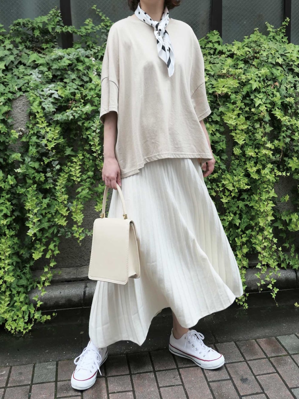 ホワイト系のスカート、ベージュ系のパーカー、ホワイト系のマフラーを着用したレディースの夏コーディネートの1枚目の写真