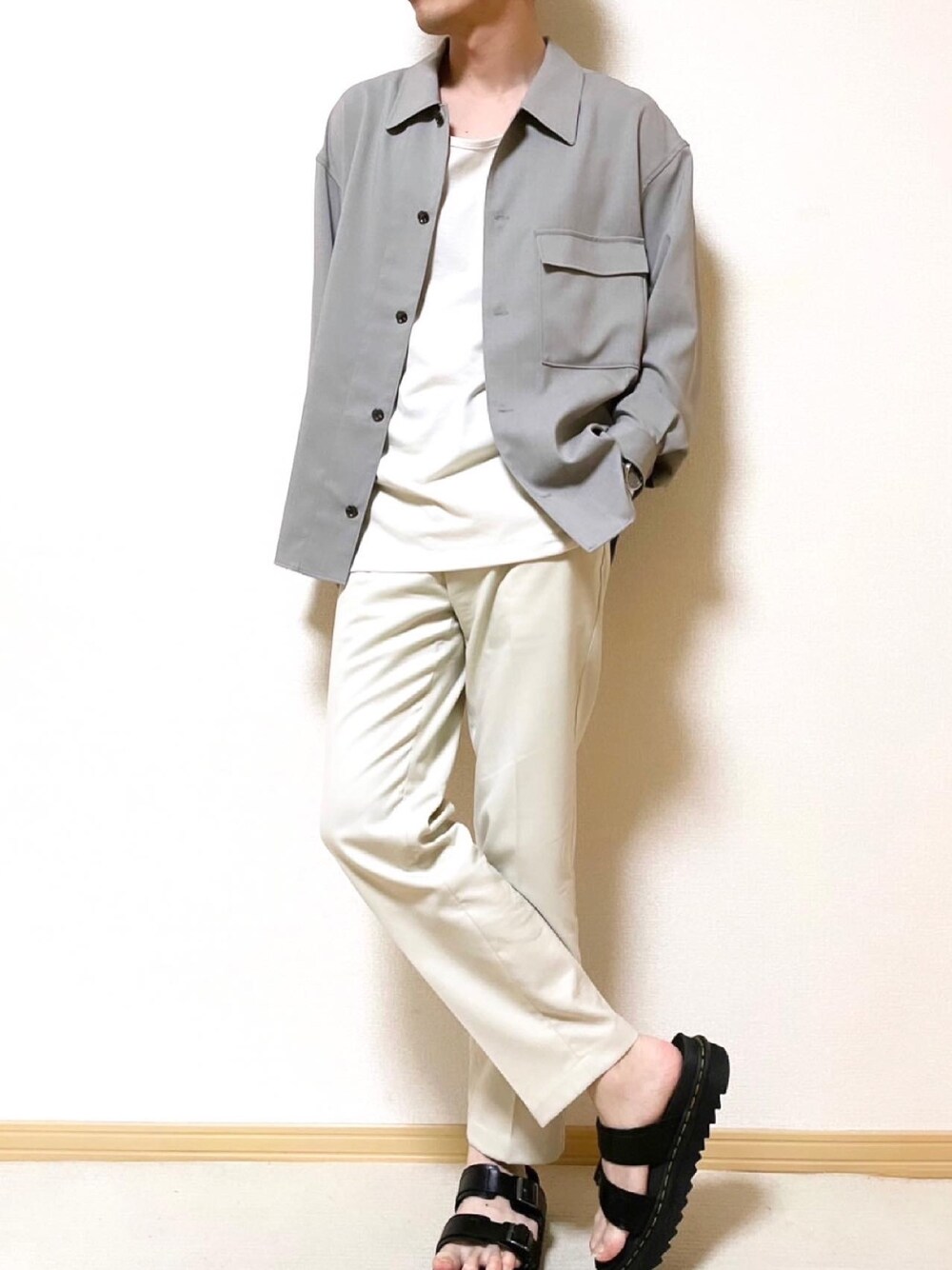 「リドム、LIDnM、タンクトップ、ワイドシャツ、白スラックス、スラックス、サンダル、Dr.Martens、ベージュ、相互フォロー」｜「WYM LIDNMの【WYM LIDNM】PE WIDE SHIRT（シャツ/ブラウス、ベージュ系）」を使った、SHOTARO さん（メンズ・177cm）の春コーディネートの1枚目の写真