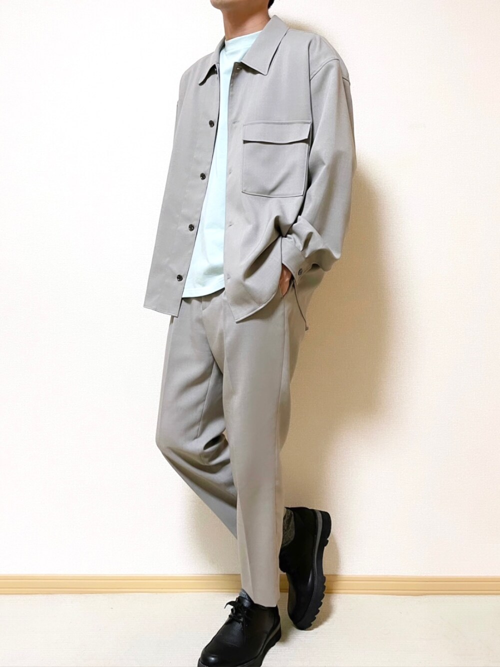 「セットアップ、セットアップスタイル、Tシャツ、ペールトーン、ベージュ、レザーシューズ、WYM LIDNM、おしゃれさんと繋がりたい、相互フォロー、instagramフォローお願いします」｜「WYM LIDNMの【WYM LIDNM】PE W-POCKET WIDE BLOUSON SET-UP（セットアップ、ベージュ系）」を使った、SHOTARO さん（メンズ・177cm）の春コーディネートの1枚目の写真