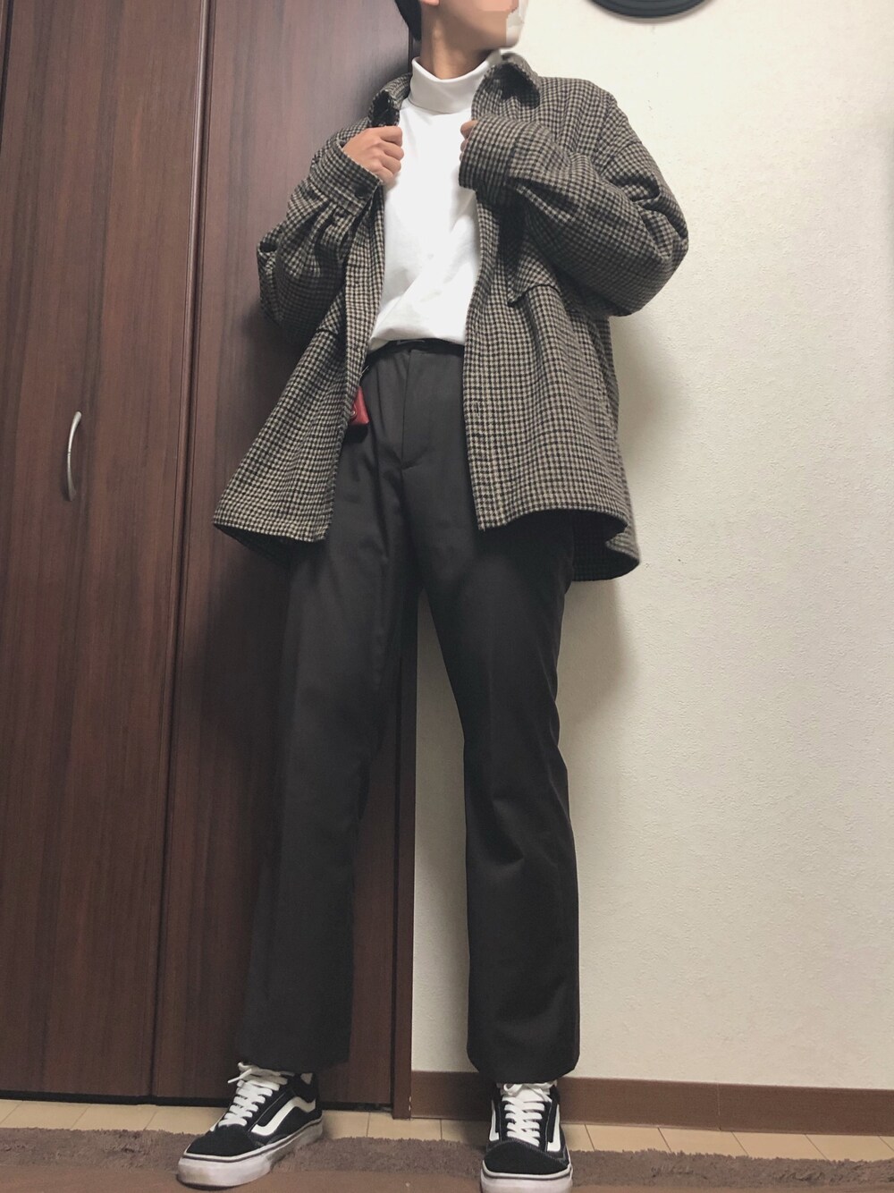 ブラウン系のその他パンツ、ベージュ系のその他アウター、ホワイト系のTシャツ/カットソーを着用したメンズの冬コーディネートの1枚目の写真