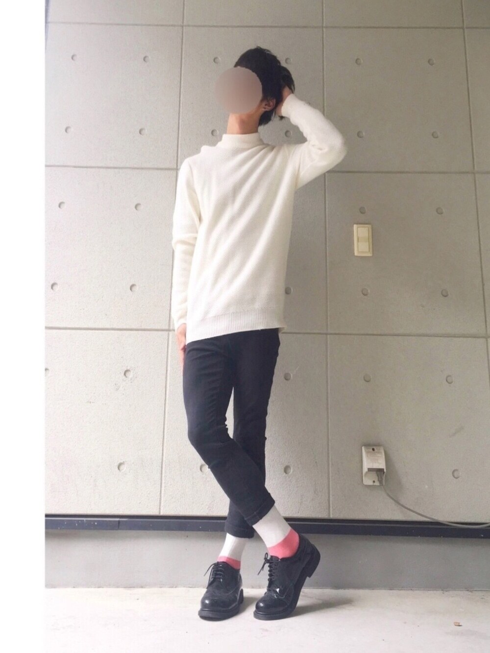 「シンプル、モノトーン、GU、UNIQLO、革靴、セーター、プチプラ」｜「BEAMSのGuranisuta / ウイングチップシューズ（ドレスシューズ、ブラック系）」を使った、ねこくろさん（メンズ・170cm）の秋コーディネートの1枚目の写真