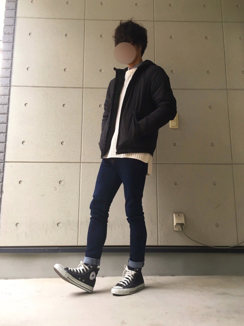 「冬コーデ、ダウンジャケット、スキニーデニム、革靴、GU」｜「CONVERSEのconverse コンバース ALL STAR HI オールスター ハイ 3206 BLACK(US)（スニーカー、ブラック系）」を使った、ねこくろさん（メンズ・170cm）の冬コーディネートの1枚目の写真