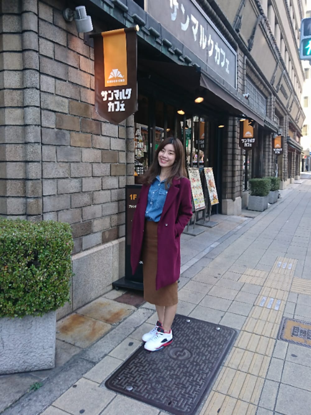 「AIR JORDANのアイテム（スニーカー、ホワイト系）」を使った、Rica Pengさん（レディース・168cm）の秋コーディネートの1枚目の写真