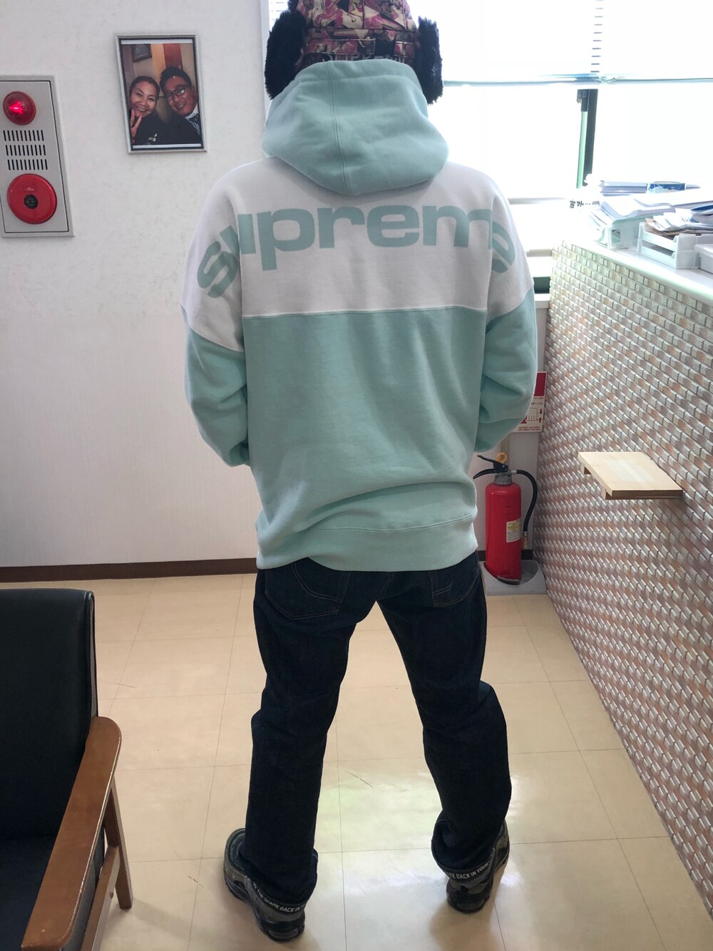 「supreme、シュプリーム、Supreme(シュプリーム)、challenger、チャレンジャー、NIKE AIR MAX、AIRMAX97、ナイキ、ストリート、おしゃれさんと繋がりたい」｜「Supreme のアイテム（帽子、ピンク系）」を使った、おがっちさん（メンズ・168cm）の冬コーディネートの1枚目の写真