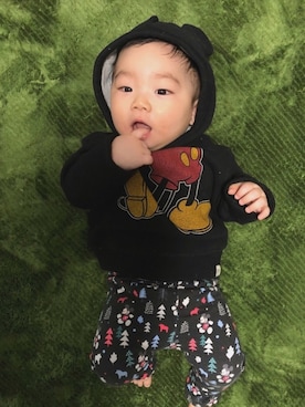 「ZARA KIDSのアイテム（スウェット、ブラック系）」を使った、トイボーイさん（キッズ・80cm）の秋コーディネート