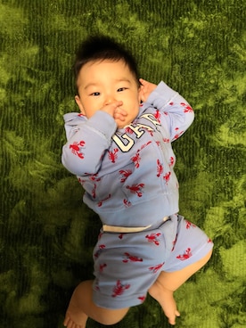 「babyGAP（babyGAP）のアイテム（パーカー、ブルー系）」を使った、トイボーイさん（キッズ・80cm）の秋コーディネート
