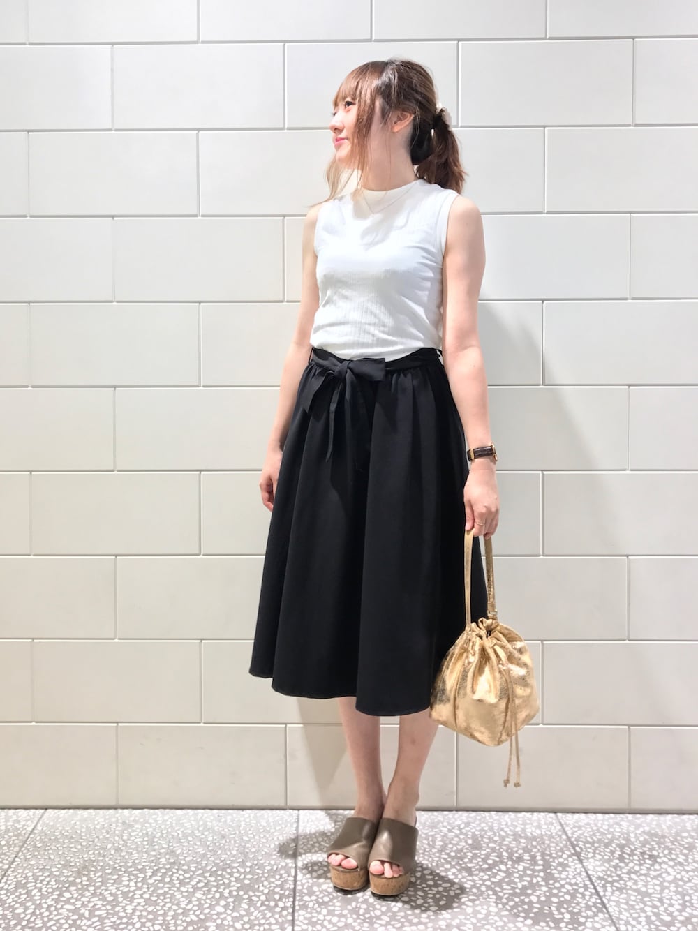 ホワイト系のTシャツ/カットソー、ブラック系のスカート、ベージュ系のサンダルを着用したレディースの夏コーディネートの1枚目の写真