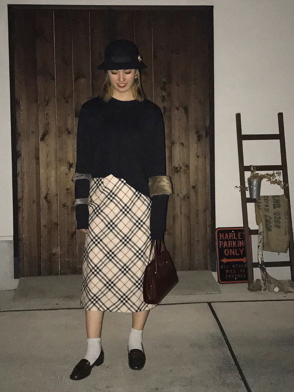 「burberry、バーバリー、リメイク、ロングスカート、ファー、秋服、秋コーデ、バケットハット」｜「BURBERRYのアイテム（スカート、ベージュ系）」を使った、YURIさん（レディース・173cm）の秋コーディネートの1枚目の写真