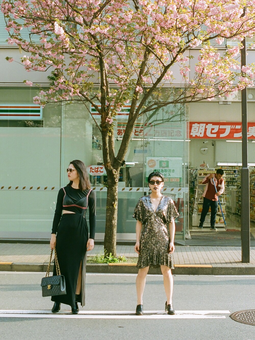 「銀座」｜「no brandのアイテム（トップス、ブラック系）」を使った、YURIさん（レディース・173cm）の春コーディネートの1枚目の写真