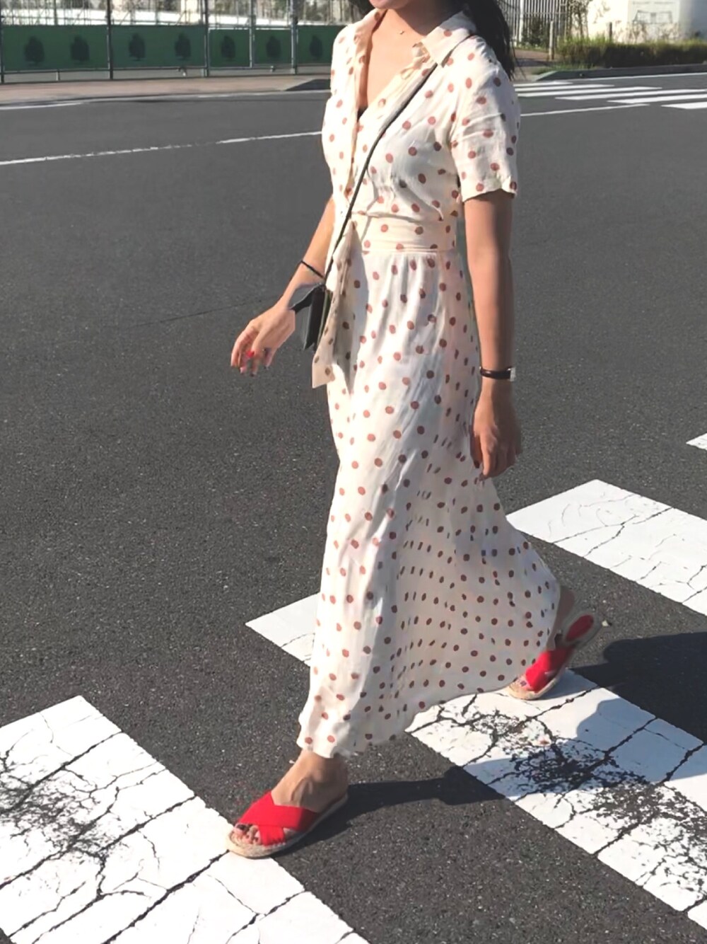 「ドット、ドット柄、ワンピース、ドット柄ワンピース、サマードレス、ZARA、ザラ、ザラジョ」｜「ZARAのアイテム（ワンピース、ベージュ系）」を使った、YURIさん（レディース・173cm）の秋コーディネートの1枚目の写真