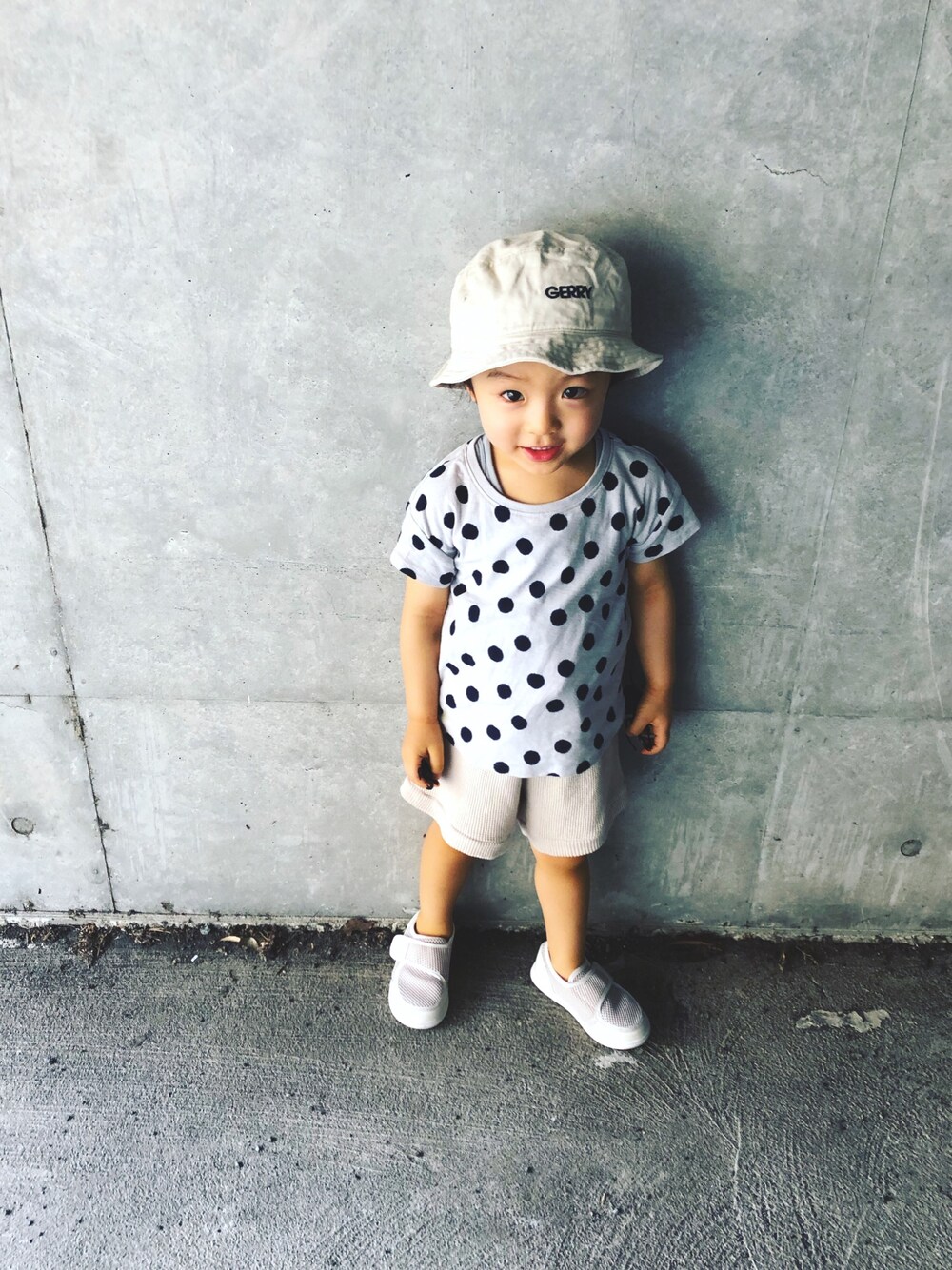 ブルー系のTシャツ/カットソー、ホワイト系のシューズ、ベージュ系のパンツを着用したキッズの夏コーディネートの1枚目の写真