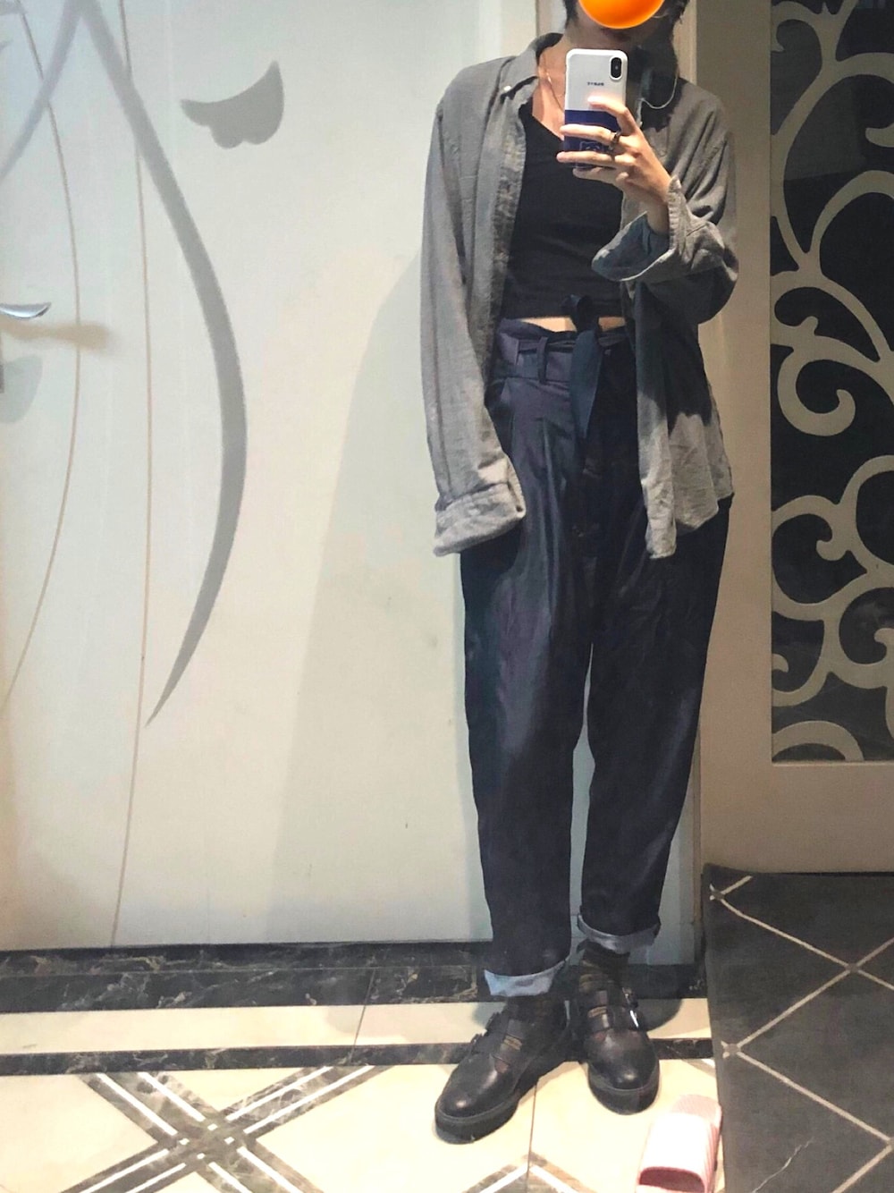 「UNIQLOのアイテム（シャツ/ブラウス、グレー系）」を使った、SiennaDengさん（レディース・160cm）の秋コーディネートの1枚目の写真