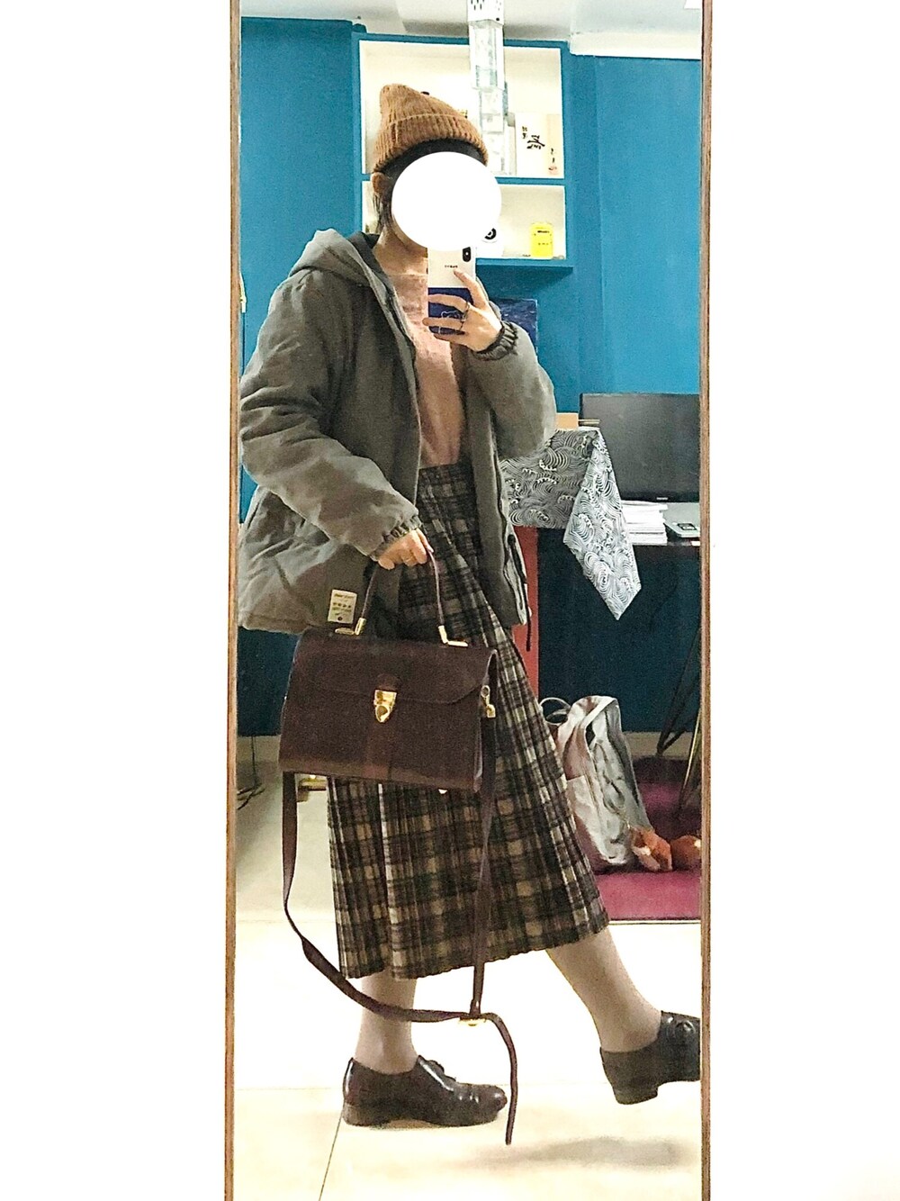 「ootd」｜「VINTAGEのアイテム（トートバッグ、ブラウン系）」を使った、SiennaDengさん（レディース・160cm）の秋コーディネートの1枚目の写真