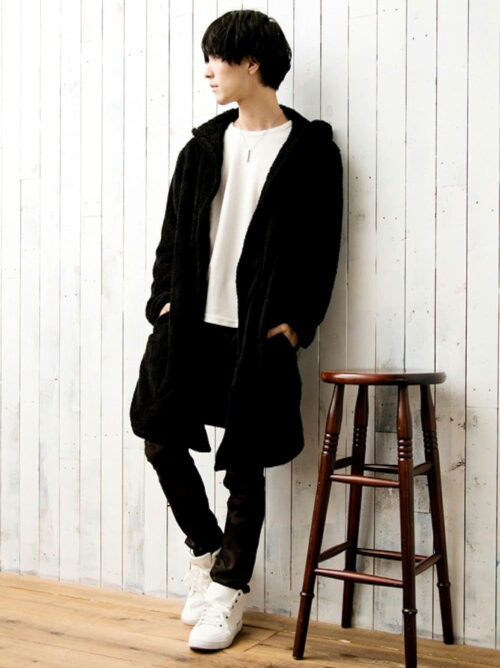 ブラック系のパーカー、ブラック系のチノパンツを着用したメンズの秋コーディネートの1枚目の写真