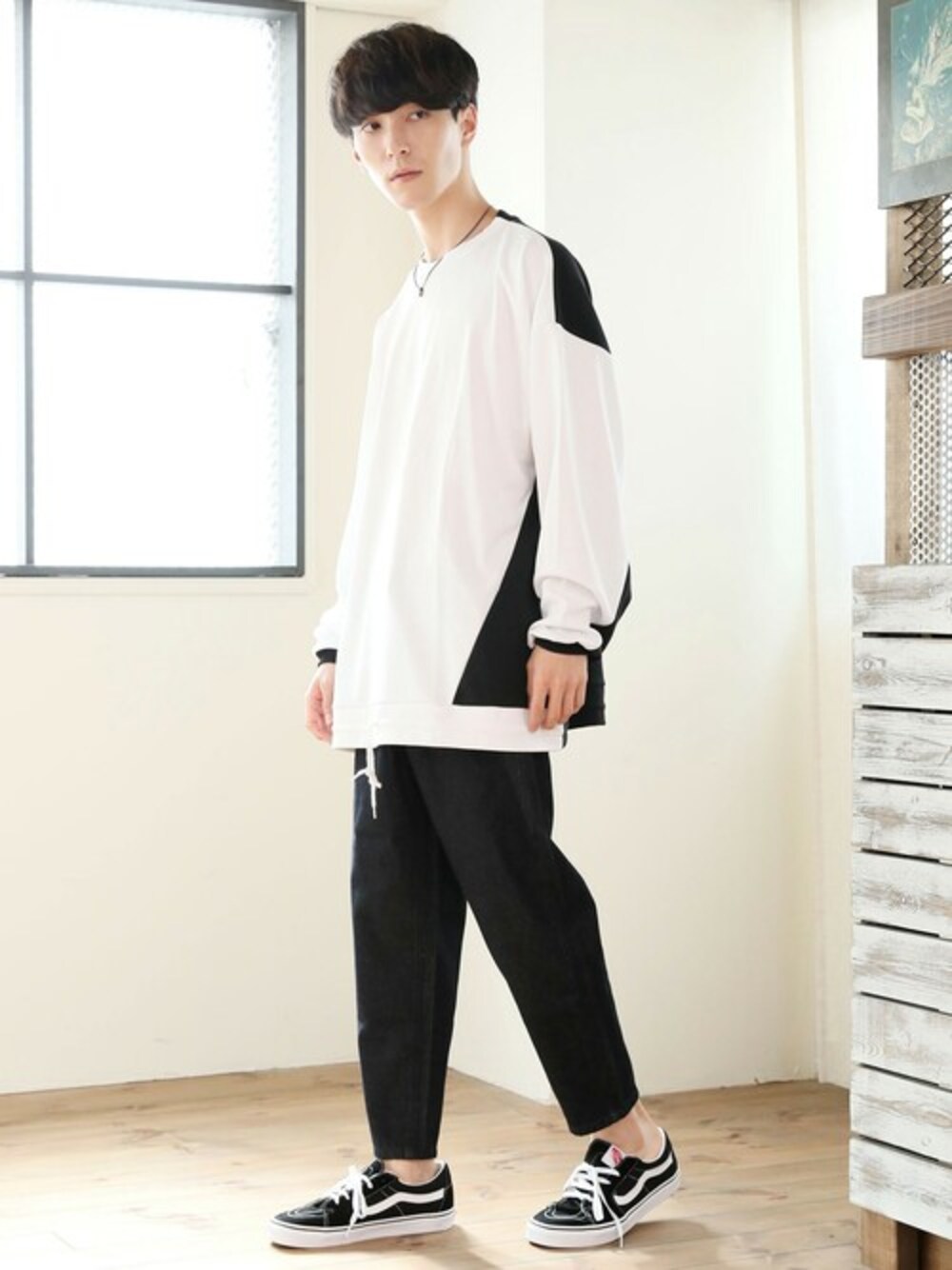 ホワイト系のTシャツ/カットソーを着用したメンズの秋コーディネートの1枚目の写真