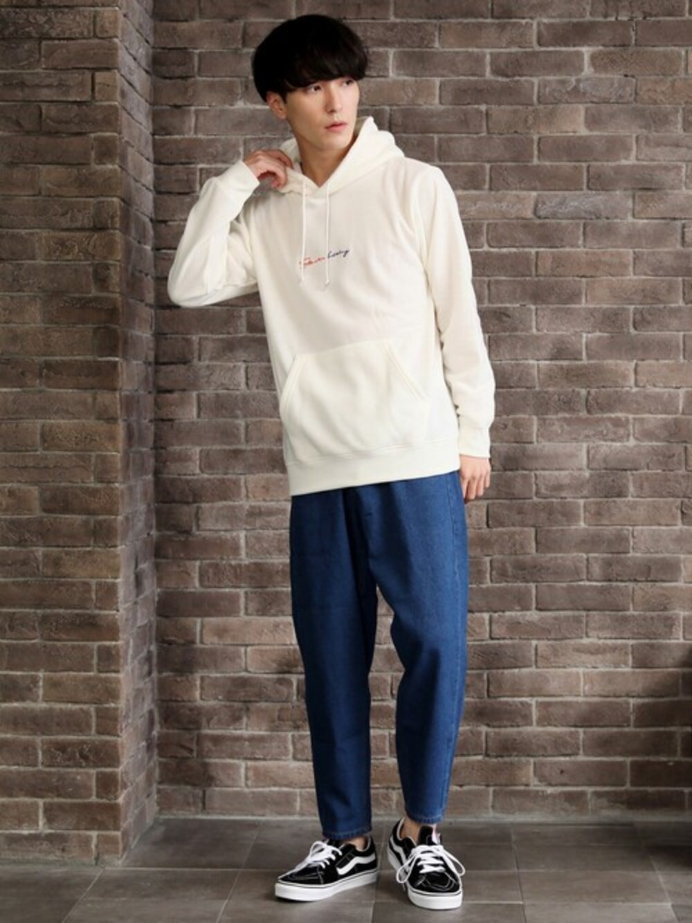 その他のパーカー、ブルー系のその他パンツを着用したメンズの冬コーディネートの1枚目の写真