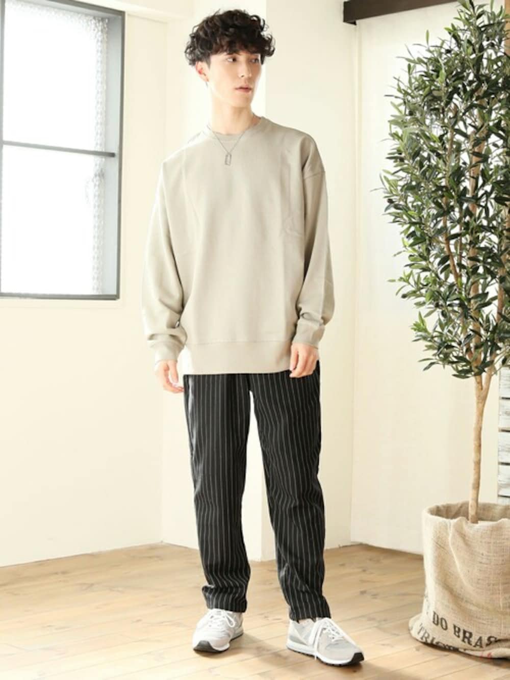 ベージュ系のTシャツ/カットソー、その他のその他パンツを着用したメンズの冬コーディネートの1枚目の写真