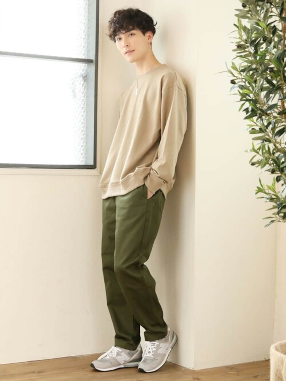 ベージュ系のTシャツ/カットソー、グリーン系のその他パンツを着用したメンズの春コーディネートの1枚目の写真