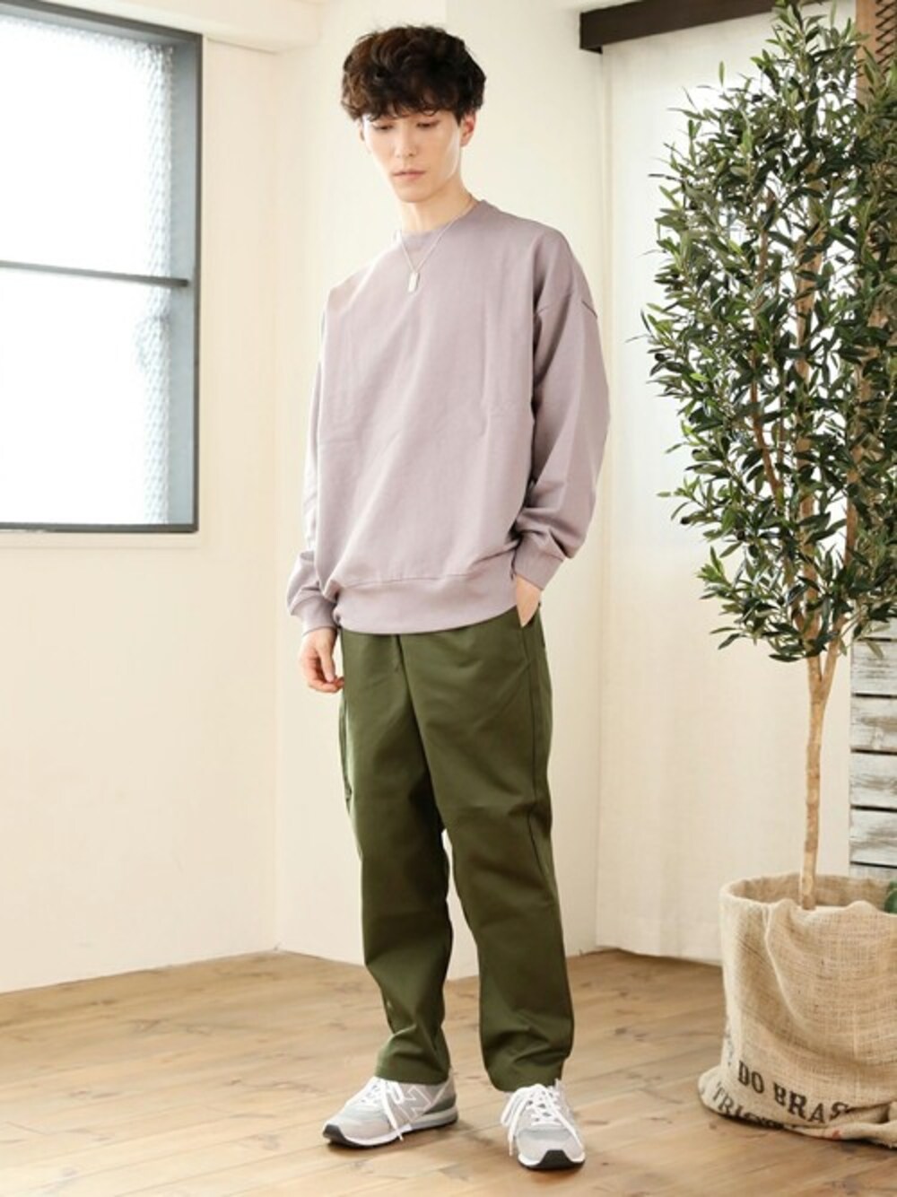 グレー系のTシャツ/カットソーを着用したメンズの春コーディネートの1枚目の写真