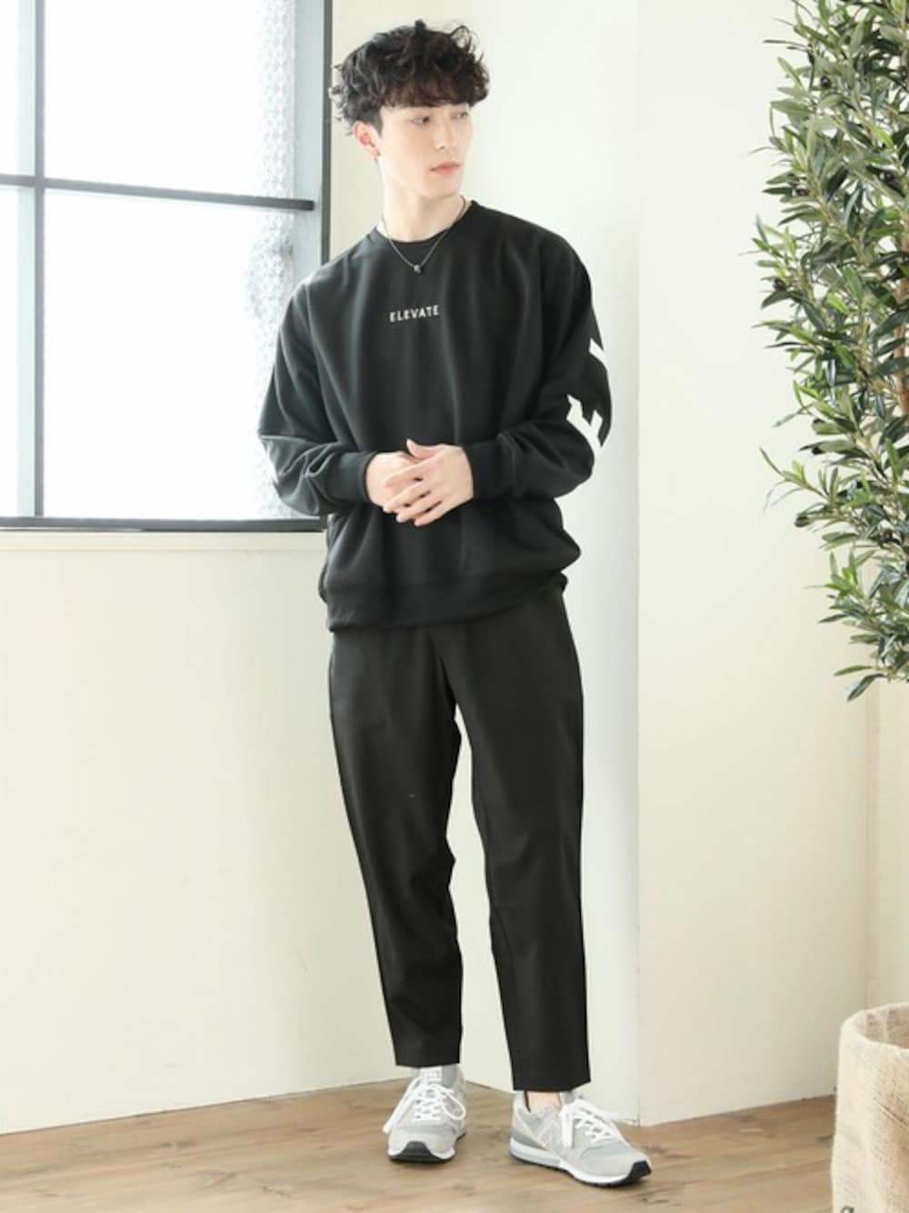 ブラック系のTシャツ/カットソーを着用したメンズの春コーディネートの1枚目の写真