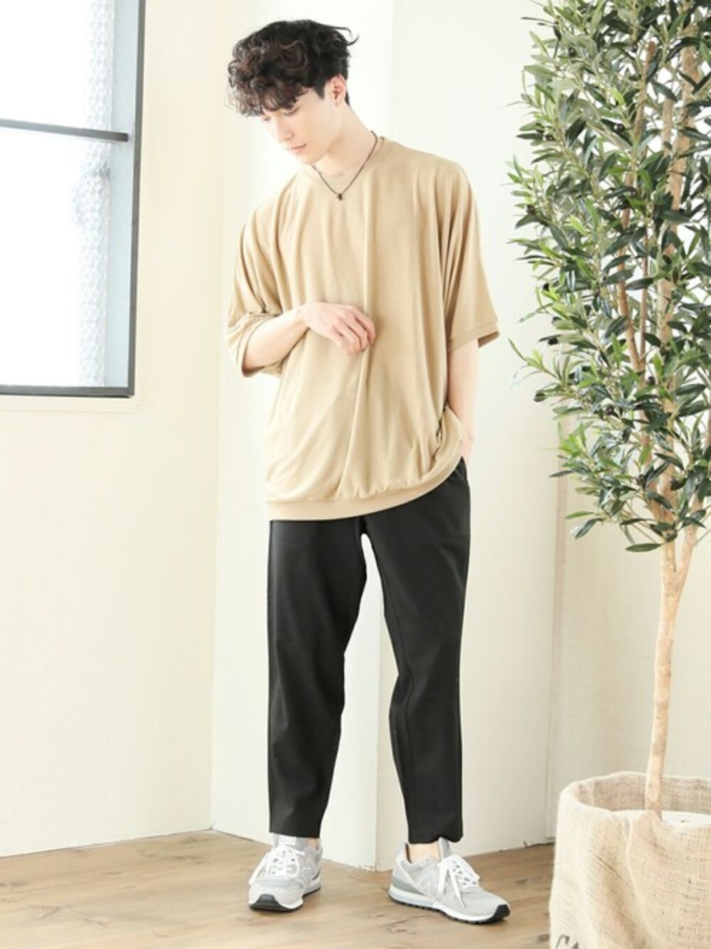 ベージュ系のTシャツ/カットソーを着用したメンズの春コーディネートの1枚目の写真