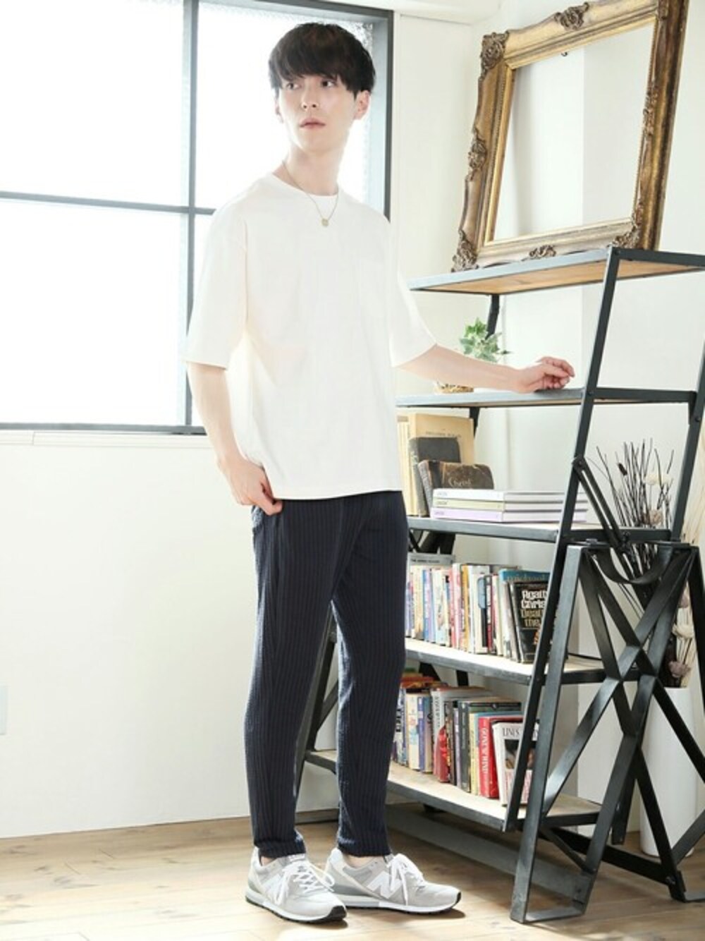 ホワイト系のTシャツ/カットソーを着用したメンズの夏コーディネートの1枚目の写真