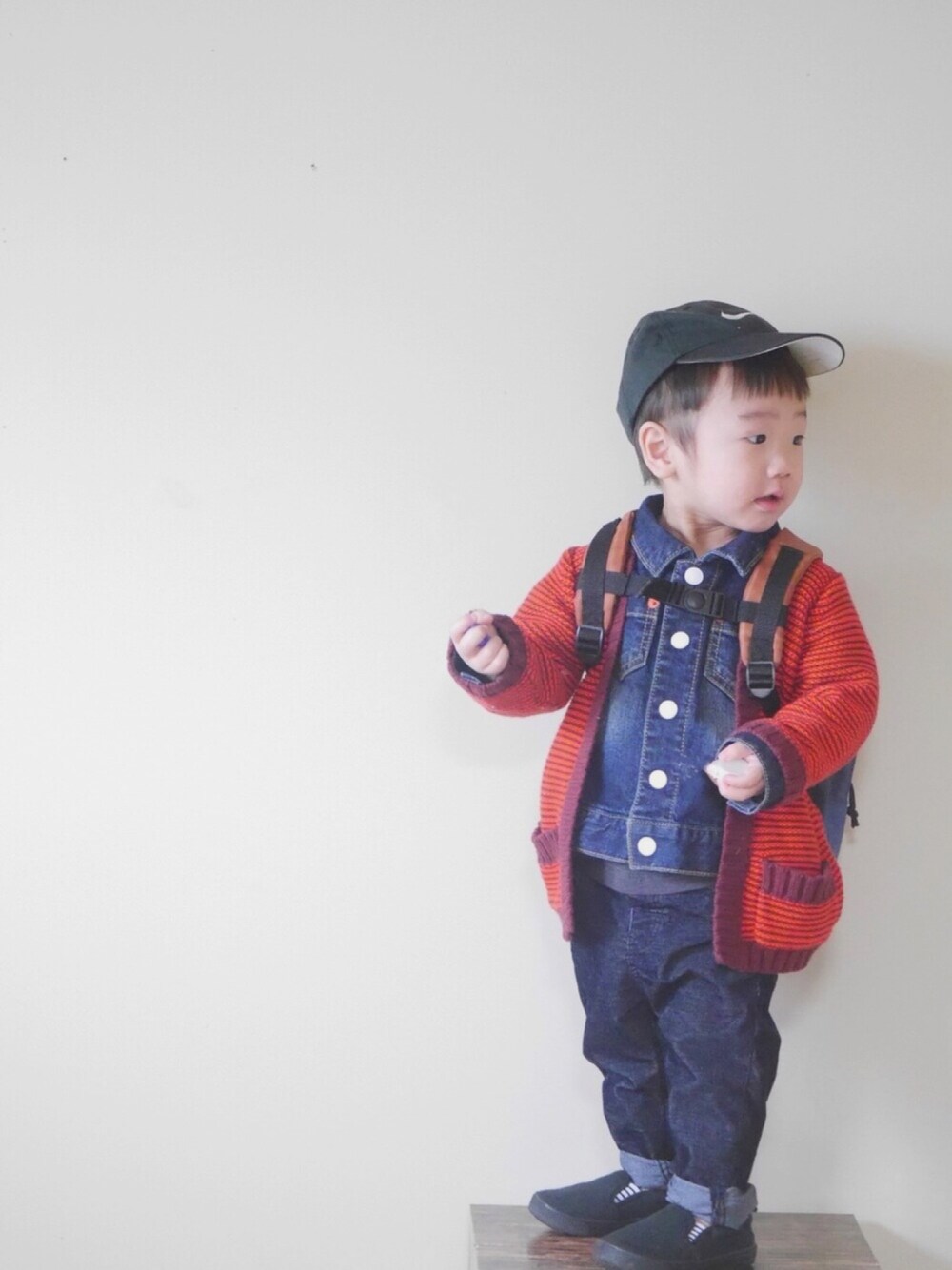 「デニジャケ、カーディガン、キャップ、old navy、moujonjon、H&M、BREEZE、Branshes」｜「BREEZEのスリッポンベビー（スリッポン、ブラック系）」を使った、(嵐太)arata.✩さん（キッズ・80cm）の春コーディネートの1枚目の写真