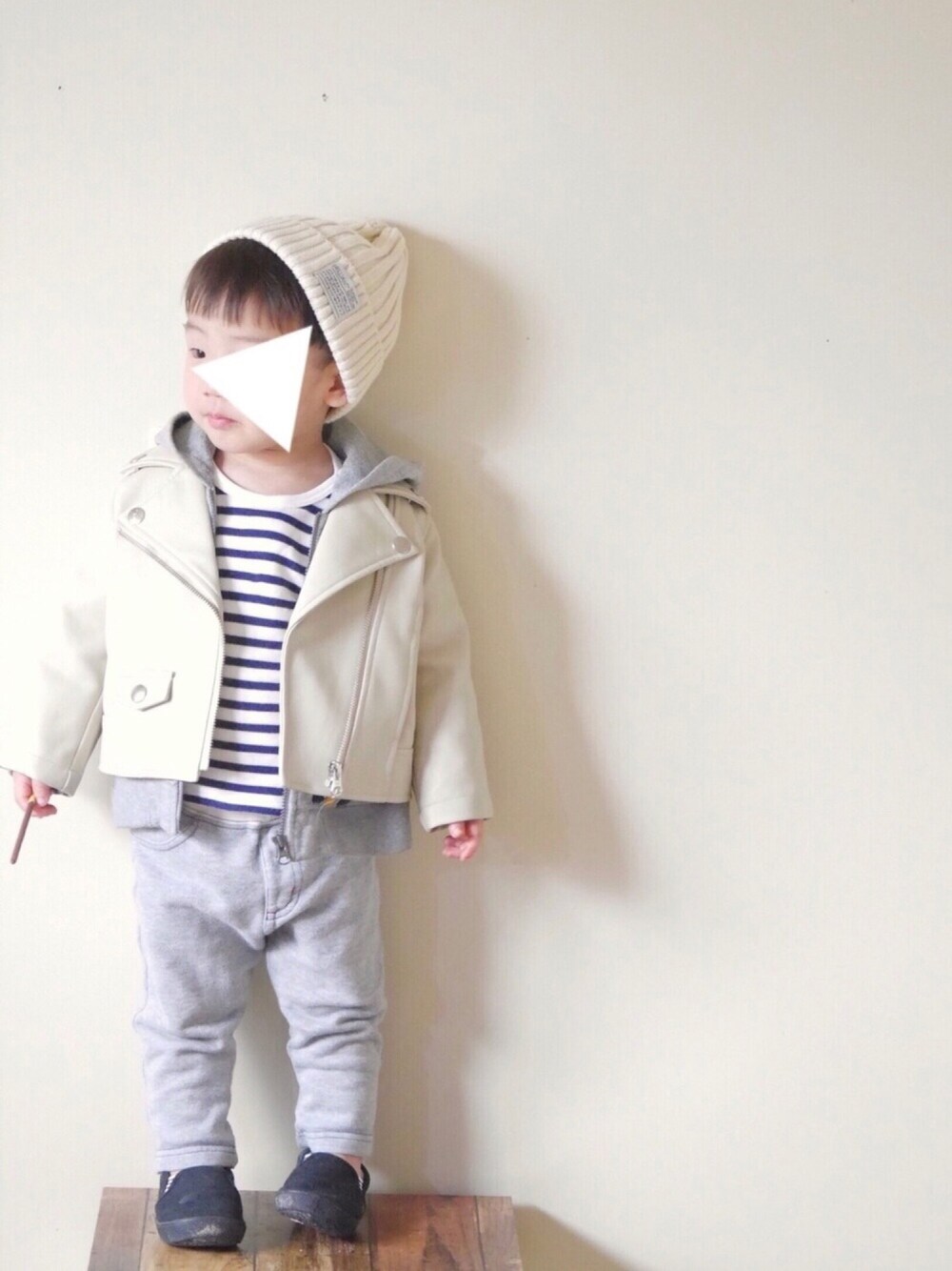 「ライダース、グレーコーデ、スリッポン、ニット帽、ボーダー、petit main、BREEZE、F.O.Online Store、OSHKOSH、グレーパーカー」｜「petit mainのベーシックライダースジャケット（ライダースジャケット、ベージュ系）」を使った、(嵐太)arata.✩さん（キッズ・80cm）の春コーディネートの1枚目の写真
