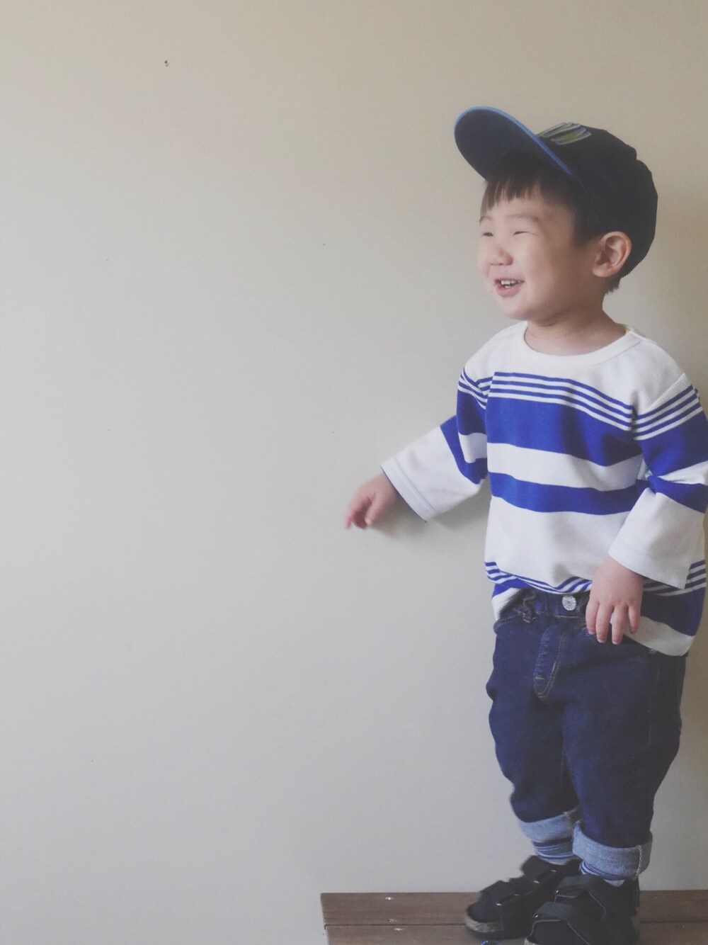 ブルー系のデニムパンツ、ブルー系のTシャツ/カットソー、その他のその他を着用したキッズの春コーディネートの1枚目の写真