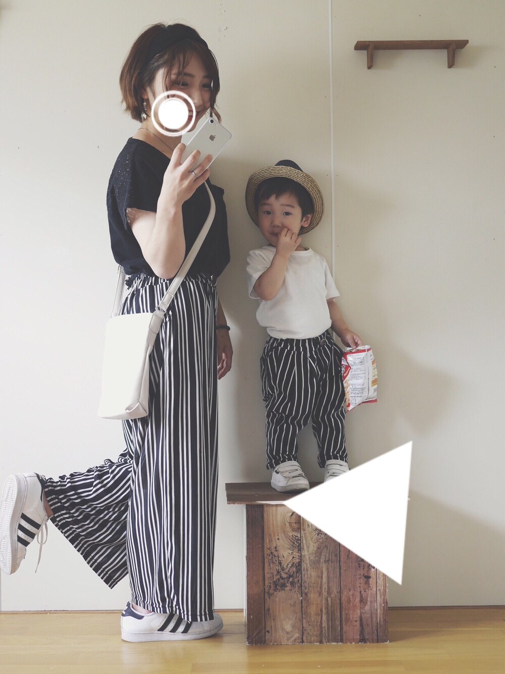 グレー系のTシャツ/カットソー、ブラック系のその他パンツ、ホワイト系のスニーカーを着用したキッズの春コーディネートの1枚目の写真