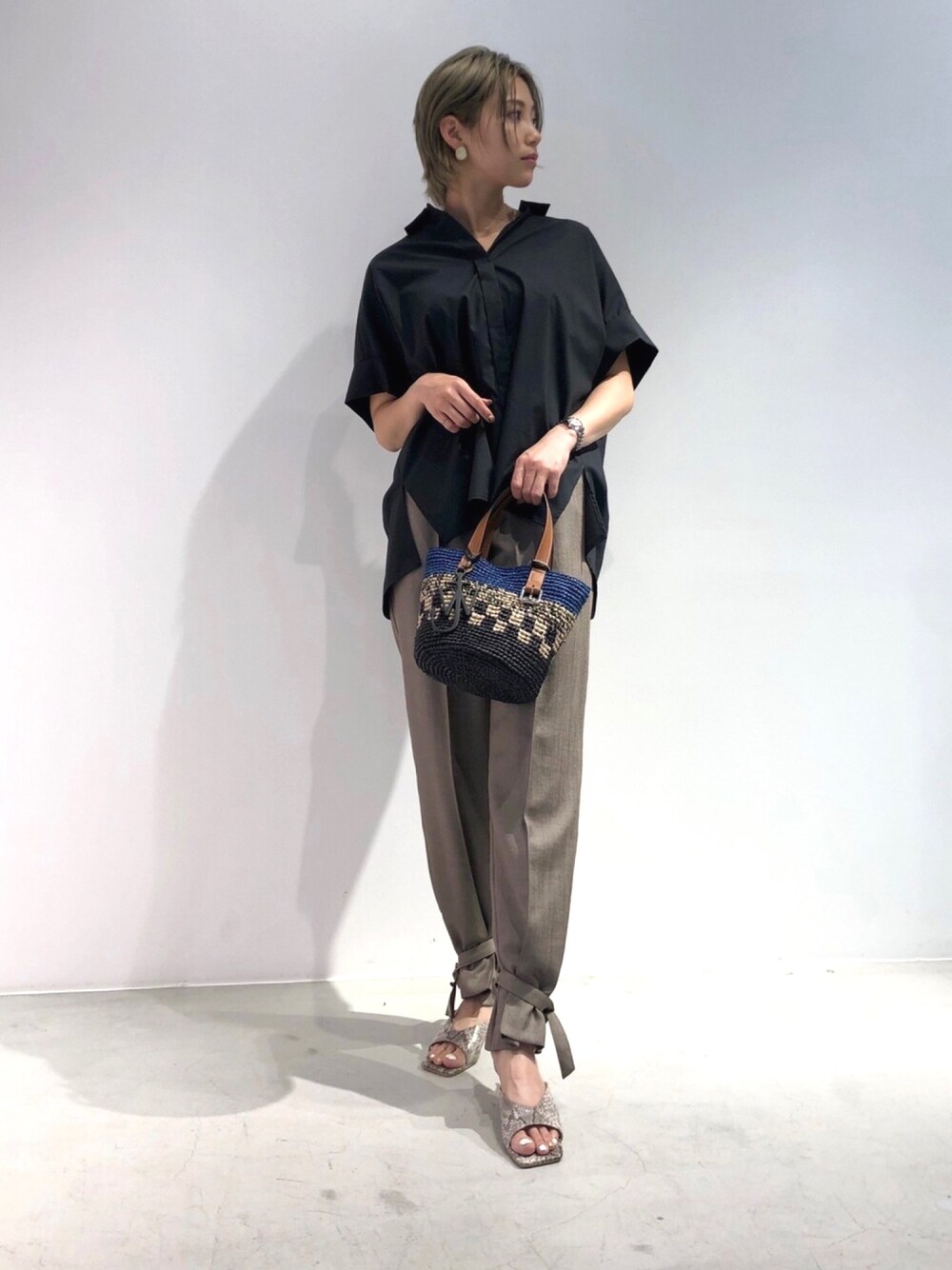 ブラック系のシャツ/ブラウス、ブラウン系のその他パンツ、ベージュ系のシューズを着用したレディースの夏コーディネートの1枚目の写真
