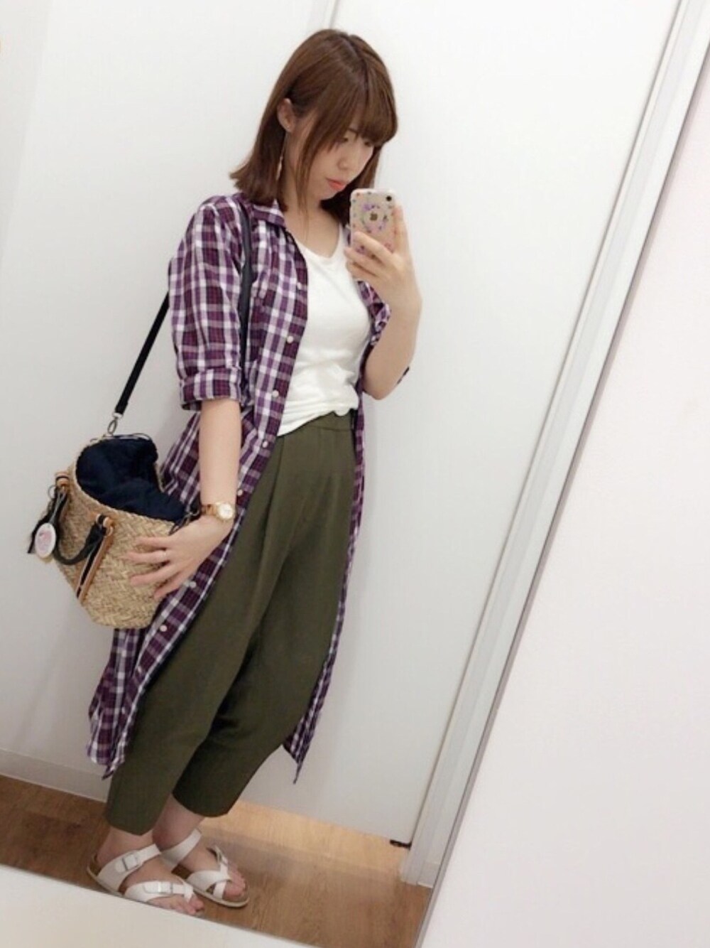 グリーン系のパンツ、ゴールド系のアナログ腕時計を着用したレディースの夏コーディネートの1枚目の写真