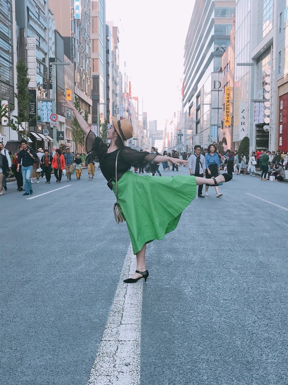 「東京、銀座、グリーン、スカート、おしゃれさんと繋がりたい、夏、コーディネート」｜「URBAN RESEARCHのアイテム（ハット、ブラウン系）」を使った、snsdさん（レディース・160cm）の春コーディネートの1枚目の写真