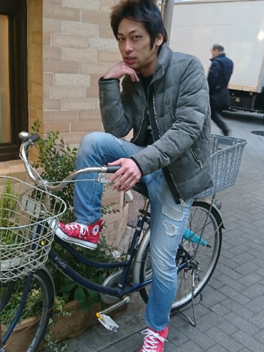 「池袋、おしゃれさんと繋がりたい、シンプルコーデ、きれいめカジュアル、ラフ、古着、streetstyle、キレイめ、デニム、モードストリート」｜「Buffalo Bobsのアイテム（ダウンジャケット/コート、グレー系）」を使った、猫山田さん（メンズ・169cm）の冬コーディネートの1枚目の写真