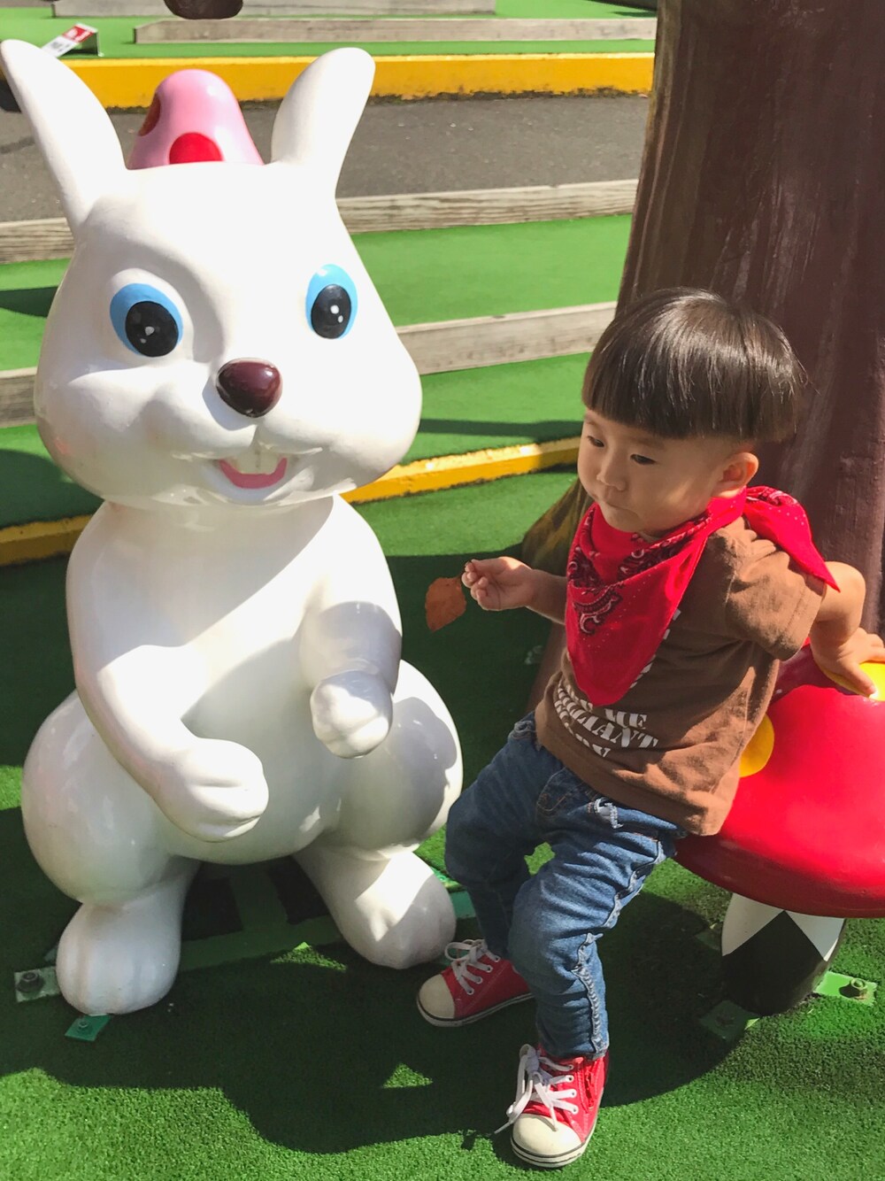 「カジュアルコーデ、バンダナ、Tシャツ、1歳、遊園地、実用コーデ」｜「hapichilのアイテム（ファッション雑貨、レッド系）」を使った、toraraさん（レディース・156cm）の春コーディネートの1枚目の写真