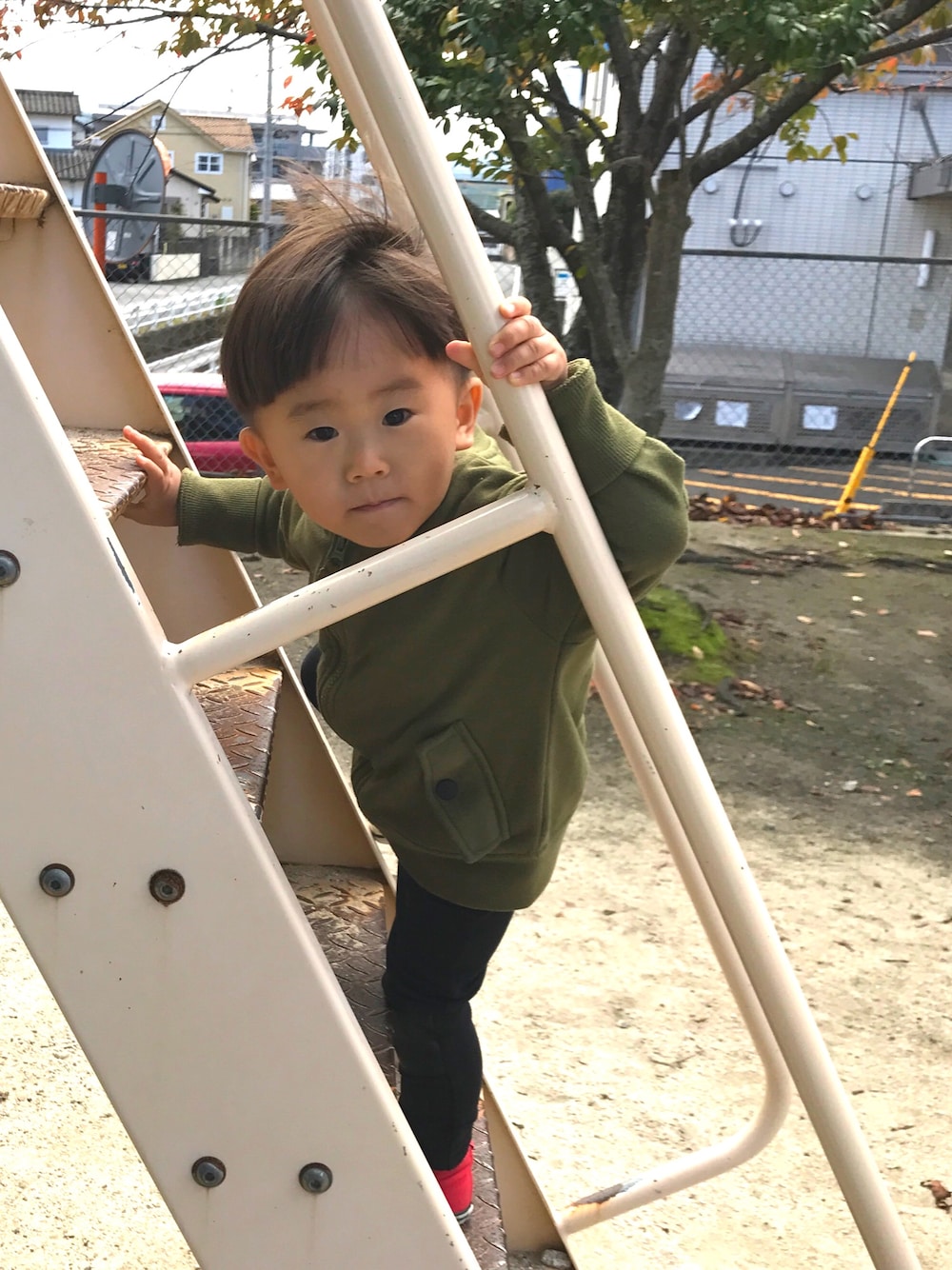 「カーキ、ジャケット、おとこのこ、公園、カジュアル、男の子、ラクチンコーデ」｜「Right-on KIDSのアイテム（ノーカラージャケット、グリーン系）」を使った、toraraさん（キッズ・80cm）の夏コーディネートの1枚目の写真