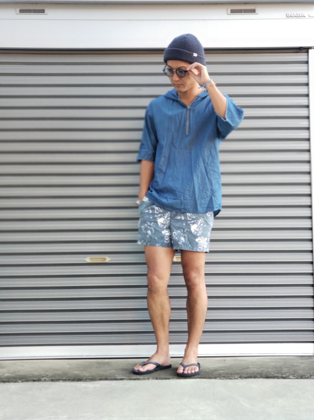 「夏のワントーンコーデ、青、ブルー、スイムショーツ、ビーチサンダル、H&M、夏コーデ、短パン、カラーサングラス、ハーフジップ」｜「Iook meのアイテム（ブレスレット、その他）」を使った、エポジンさん（メンズ・175cm）の夏コーディネートの1枚目の写真